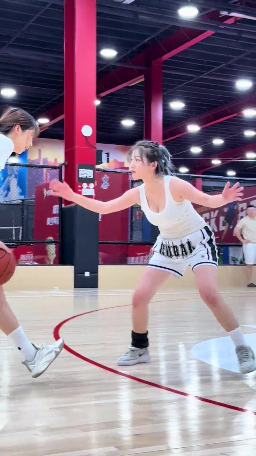 萌身高差！篮球场1米88女高个vs1米69女孩画风会怎样？