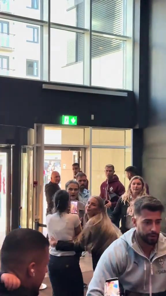暖心！C罗看到粉丝群中一位小男孩后选择驻足并满足了他的心愿